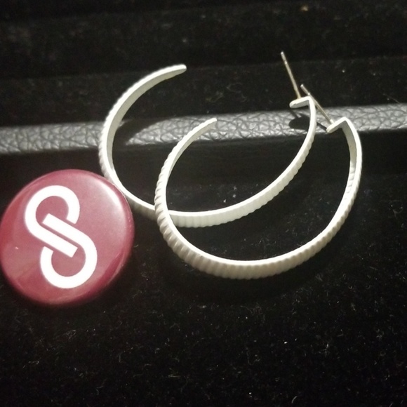 Retro Earrings - Picture 3 of 4